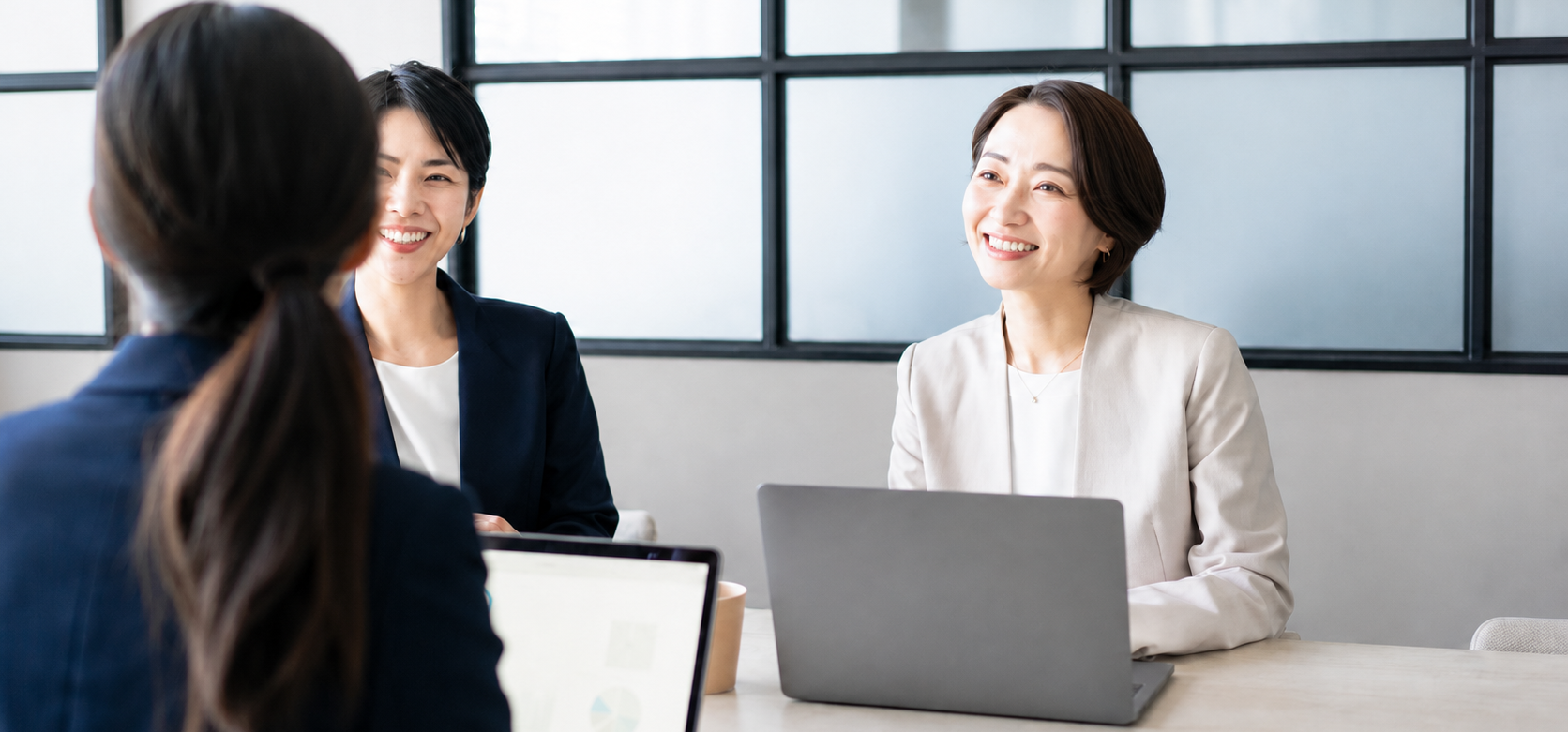 説明選考会で候補者と面談している様子